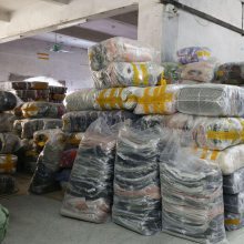 爆款四季地?cái)偡b批發(fā) 3元一件論斤稱，廠家?guī)齑媲鍌}(cāng)背后的生意經(jīng)
